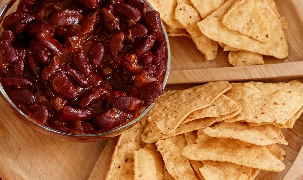 Refried beans with nachos