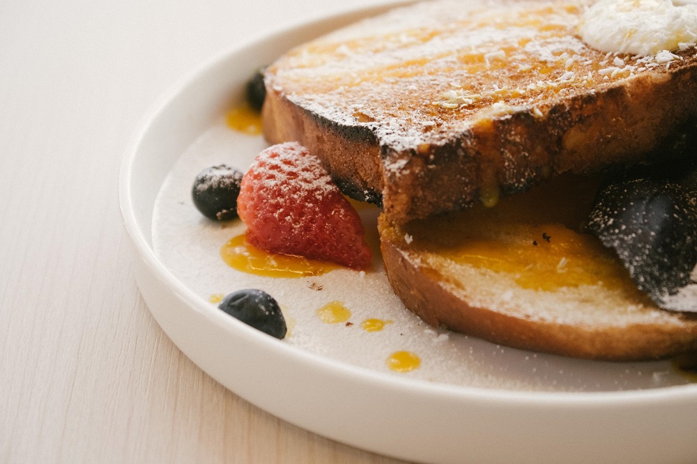 French toast with strawberries and blueberries