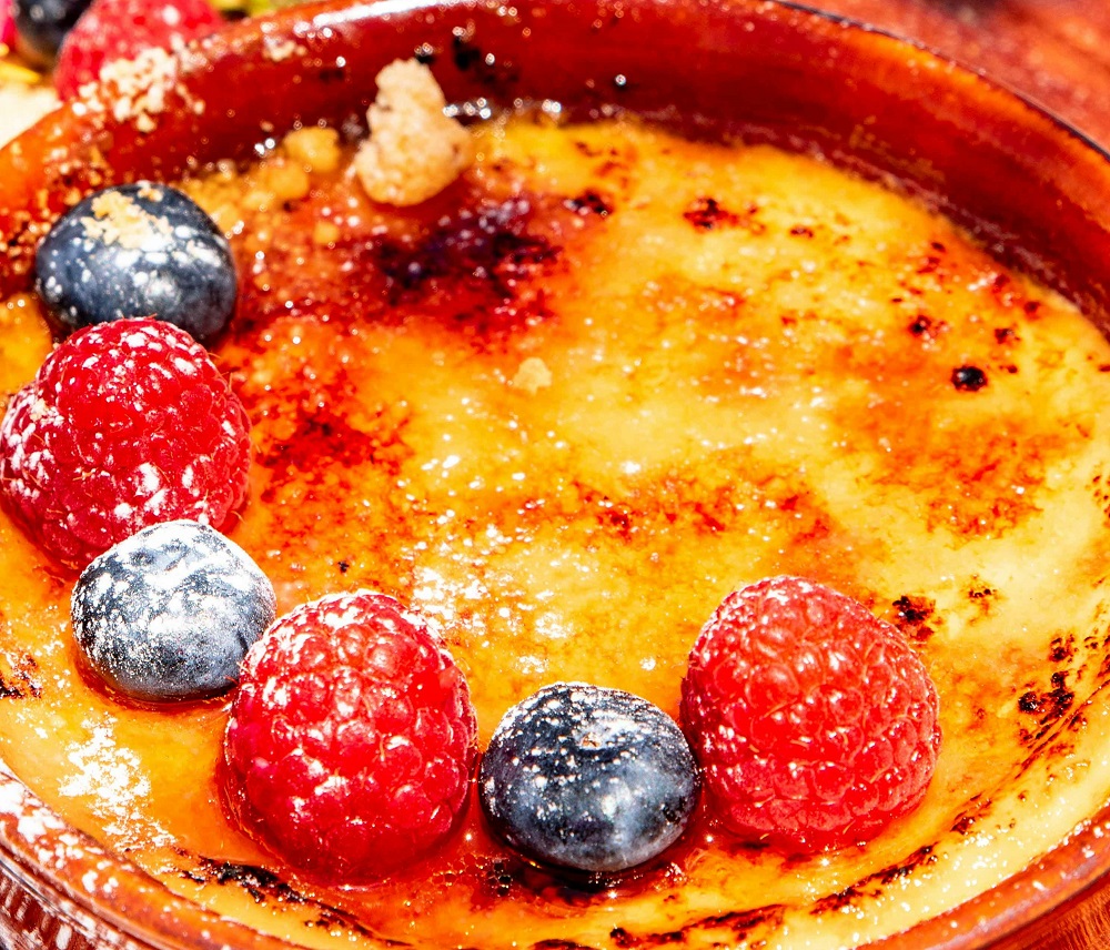 Fruit brulee with strawberries and blueberries