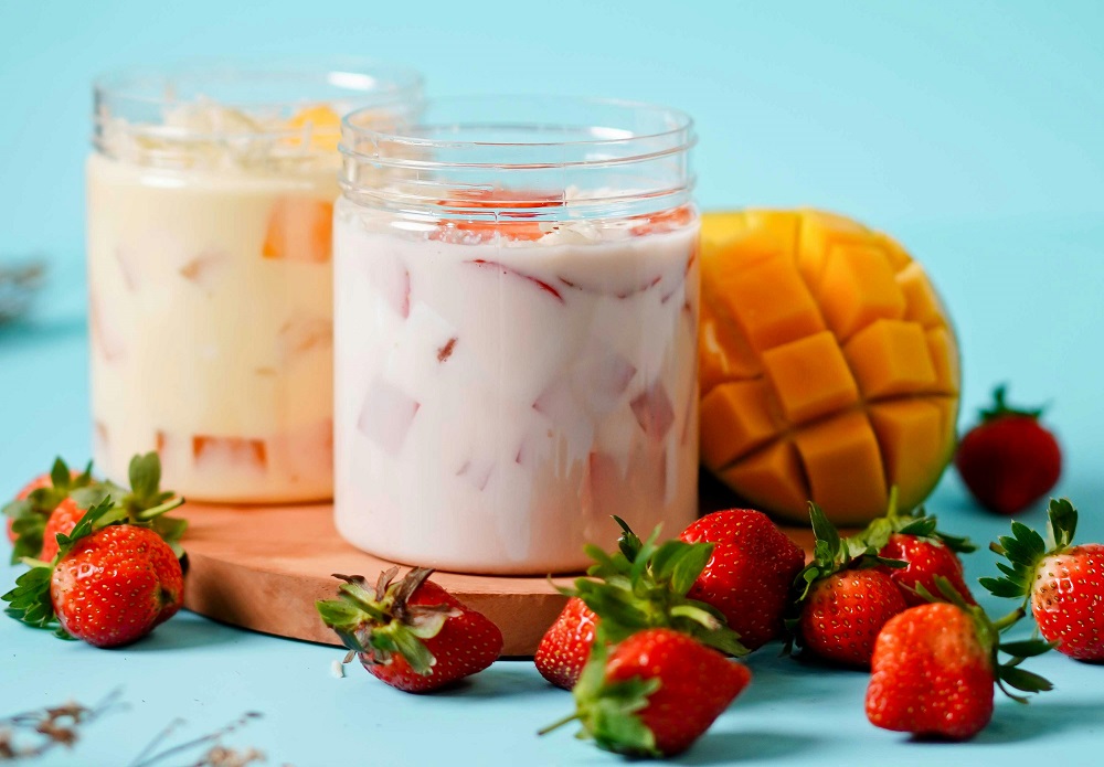 Fruit fool in a jam jar