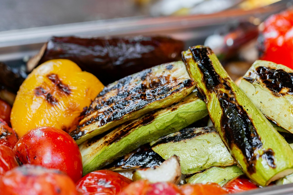 Grilled summer salad with peppers, courgettes and tomatoes