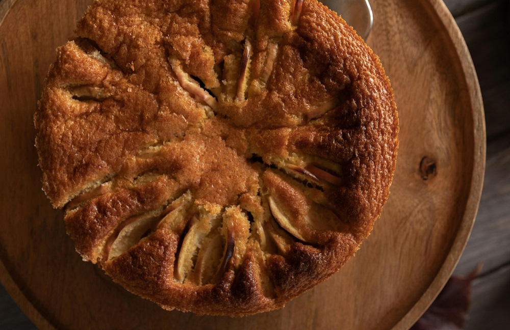 Apple and raisin cake