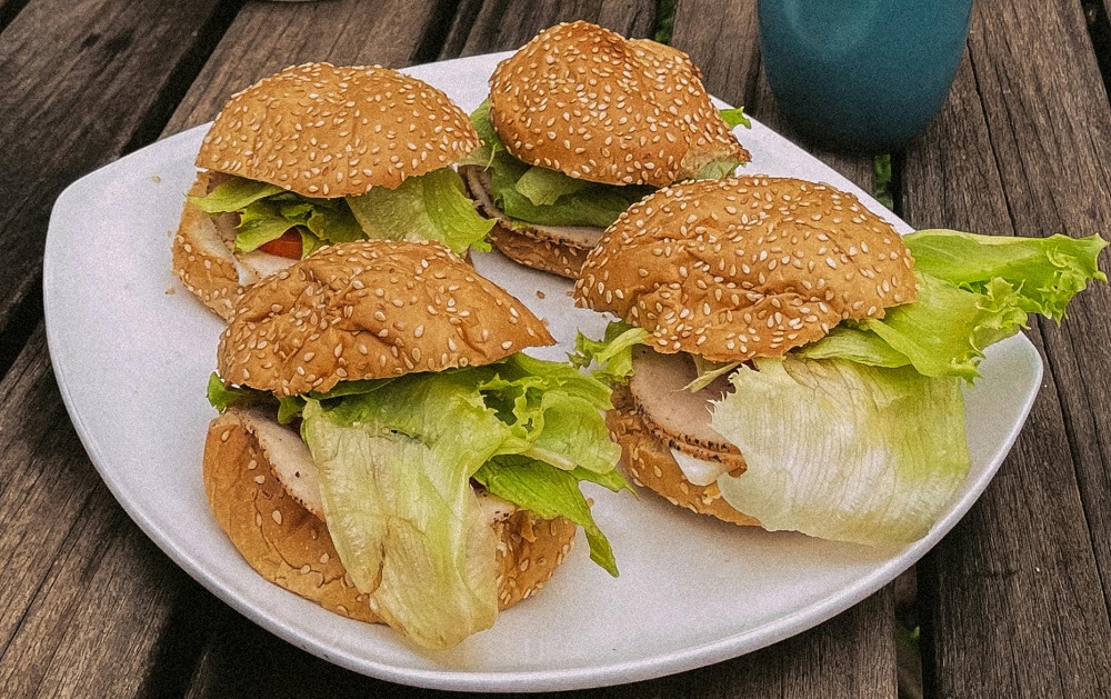 Turkey burgers with lettuce