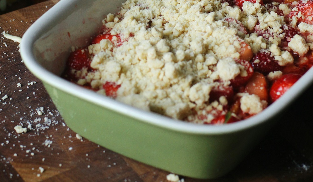 Peach and pear crumble