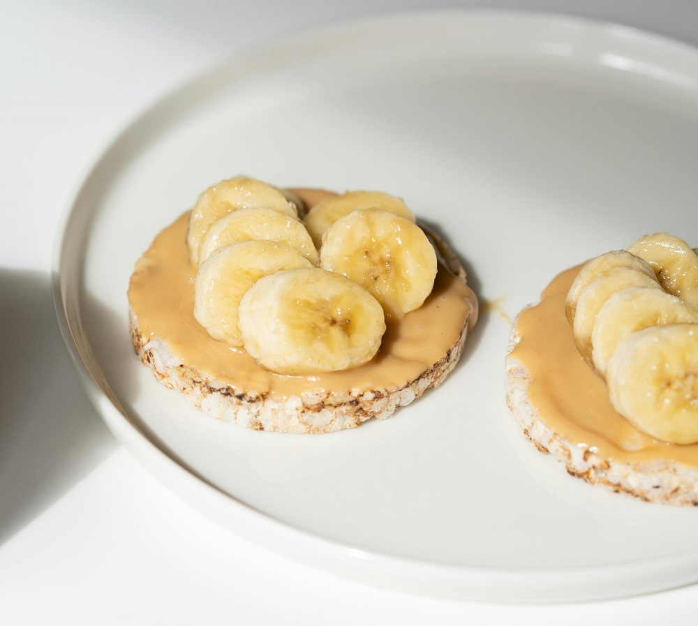 Rice cakes with peanut butter and banana