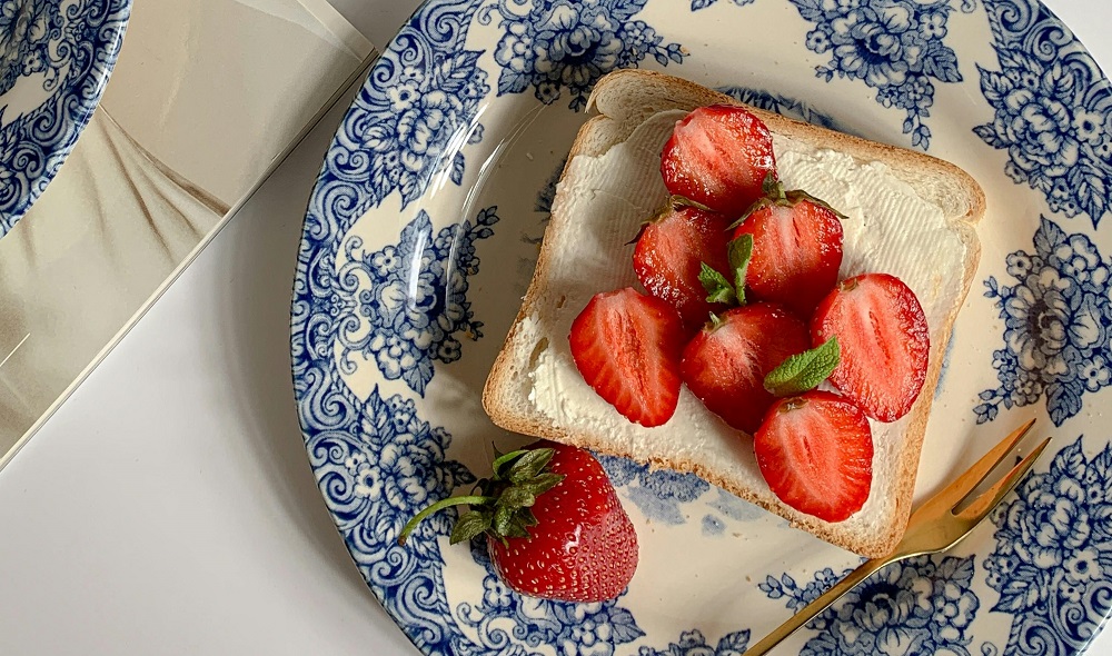 Strawberries and cream cheese on bread